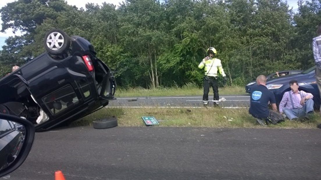 Op de A50 ter hoogte van Heelsum bij knooppunt Grijsoord is maandagmiddag een auto op de kop beland.