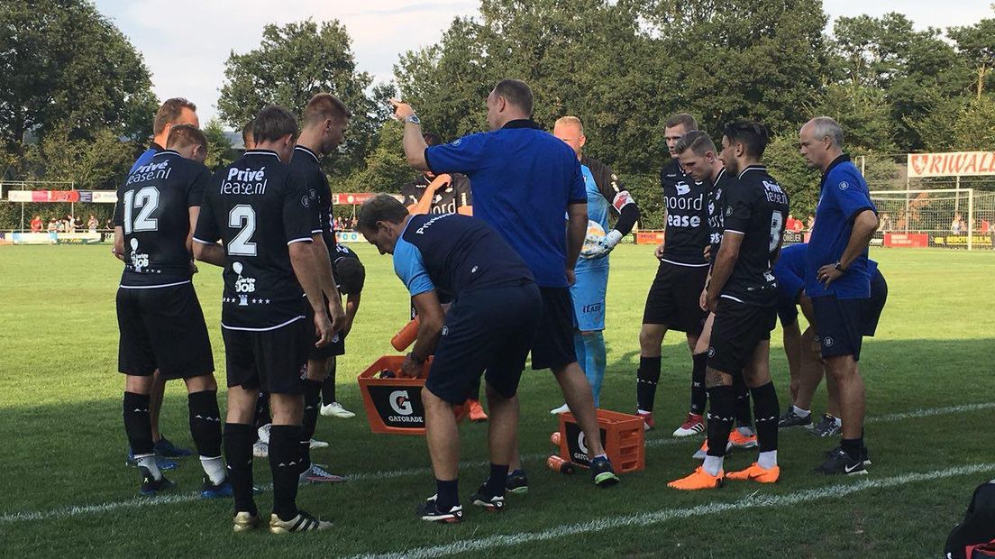 Dick Lukkien geeft zijn spelers enkele tips (Rechten: René Posthuma / RTV Drenthe)