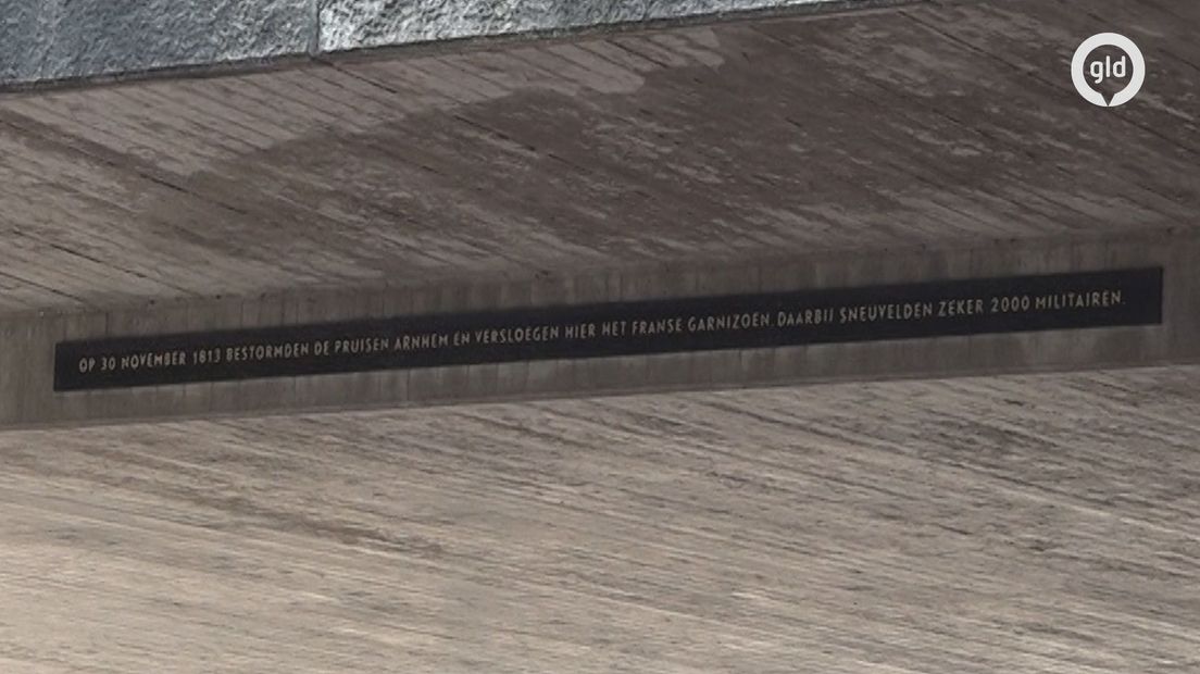 De plaquette op de Nelson Mandelabrug