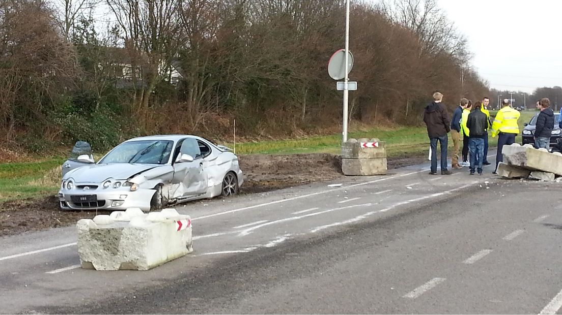 Auto tegen betonblok in Wierden