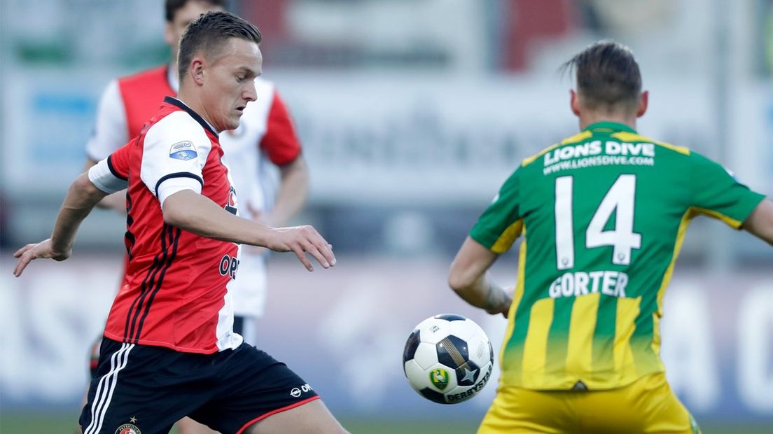 Oud-ADO Den Haag-speler Jens Toornstra aan de bal