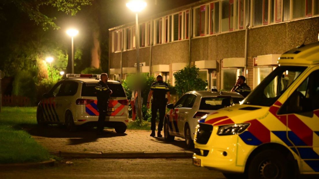 Ambulance en politie aanwezig in de Skagerrak in Delfzijl