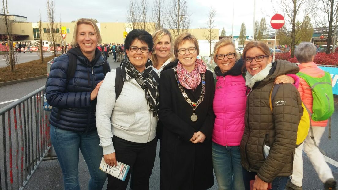 Tienduizenden wandelaars hebben zaterdag in Geldermalsen en omgeving meegedaan aan de 25e Rode Kruis Bloesemtocht. De eendaagse wandeltocht over verschillende afstanden voert tussen de fruitboomgaarden die nog net in bloei staan.