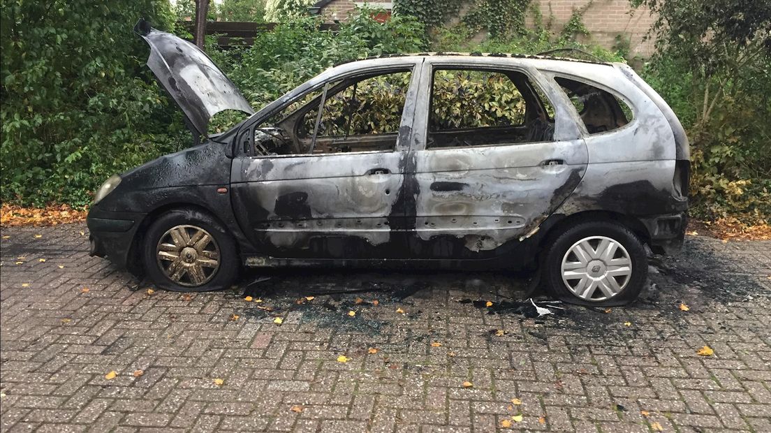 De uitgebrande auto aan de Hogestraat in Deventer