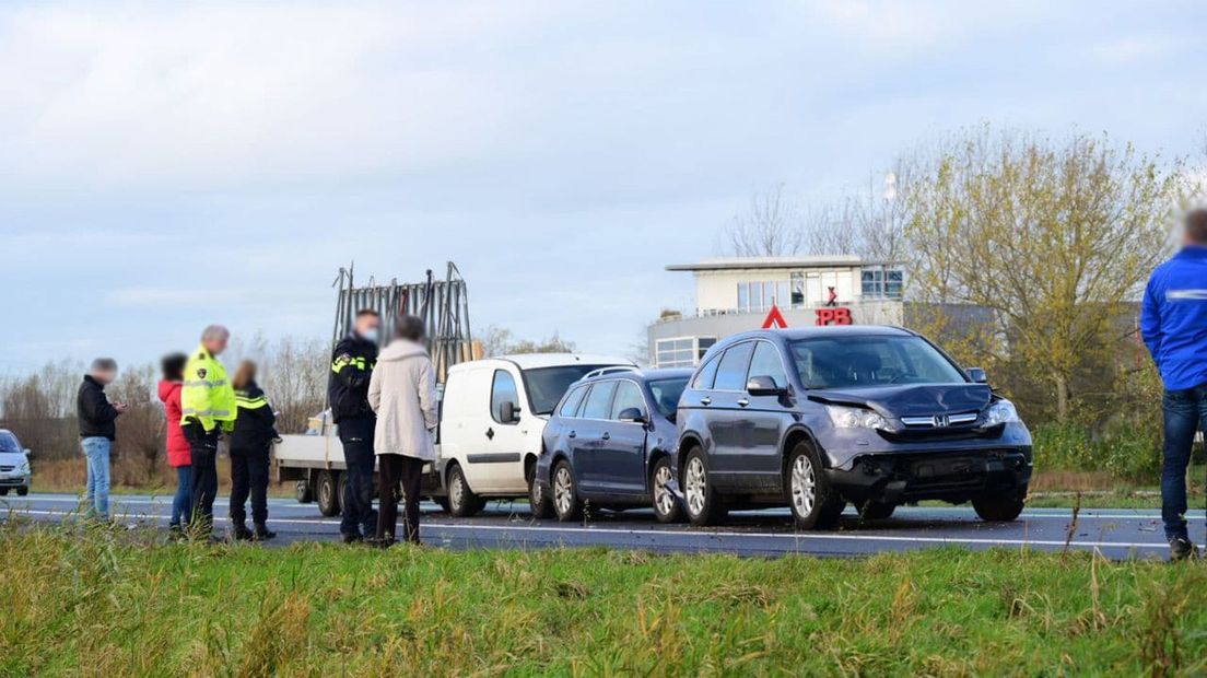 De auto's botsten op de N33 bij Appingedam op elkaar