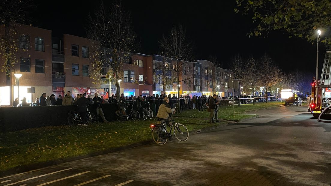 Kijkers bij de brand in Hoogezand