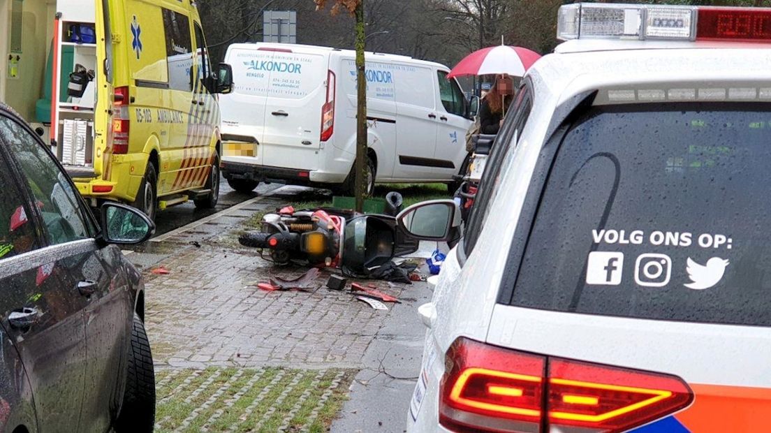 Scooterrijder naar ziekenhuis na ongeval in Hengelo