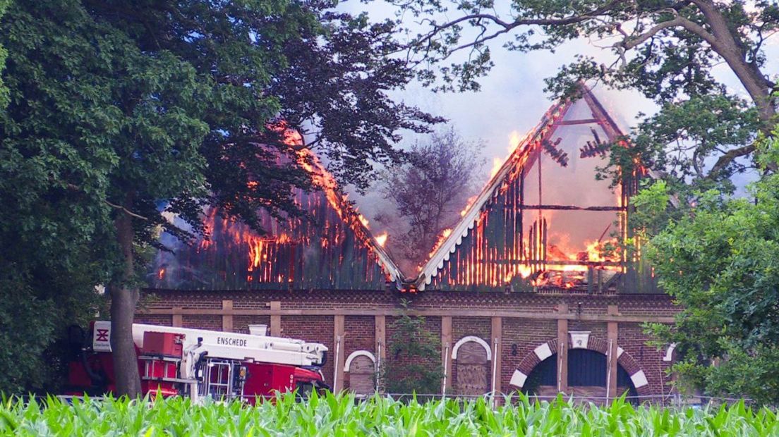 Brand verwoest monumentale boerderij in Enschede
