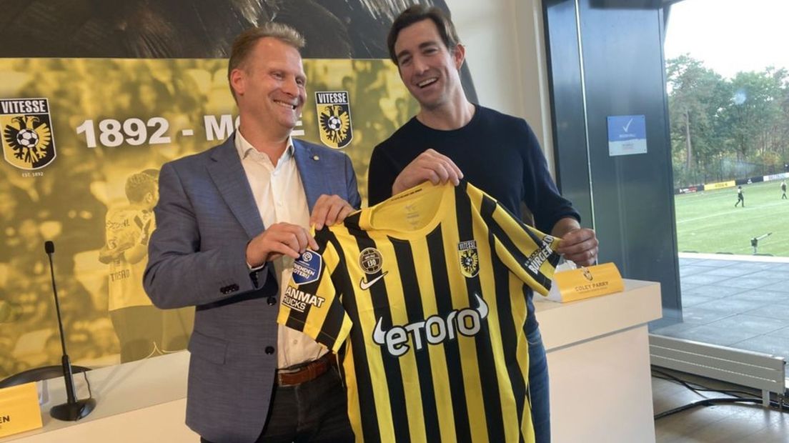 Coley Parry (rechts) is gelukkig met Vitesse, links directeur Pascal van Wijk.