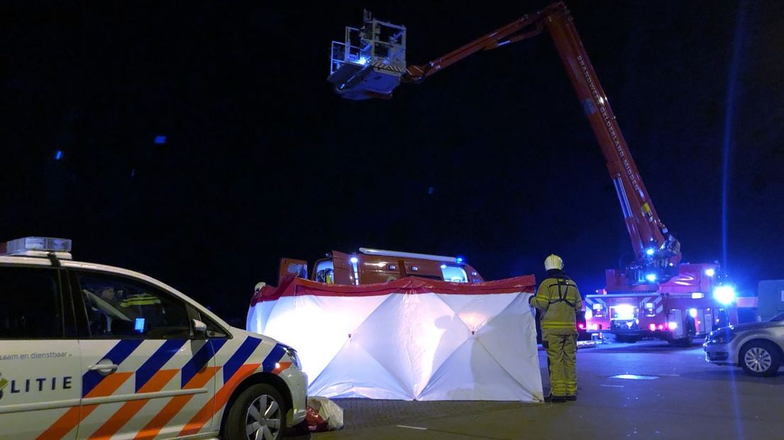 Een auto met twee inzittenden is in de nacht van vrijdag op zaterdag door nog onbekende oorzaak de Rijn bij Arnhem ingereden. Daarbij is een man van 39 om het leven gekomen.