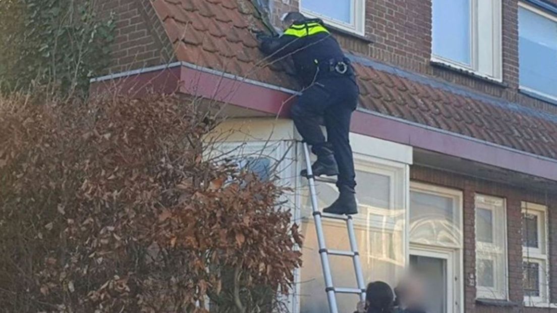 De inval in de woning in Hengelo, waarbij de politie stuitte op een compleet ingerichte kinderkamer.