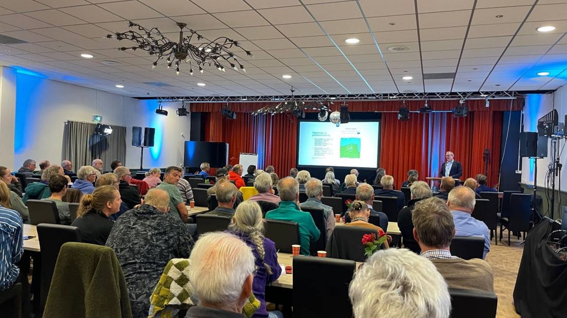 Een volle zaal tijdens de informatiebijeenkomst in Uithuizen