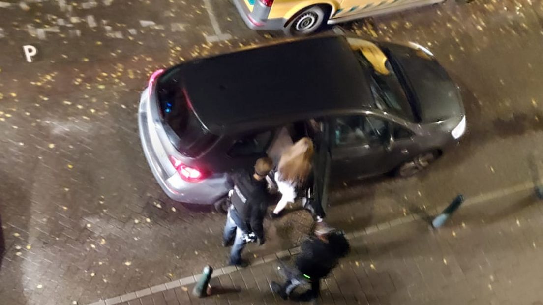 Het meisje wordt weggeleid