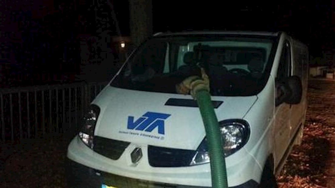 De slang is door vandalen op het busje gelegd, het water liep daardoor door de motor heen