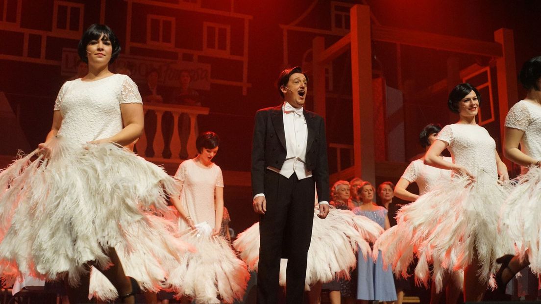 Twee keer was theater De Agnietenhof uitverkocht dit weekend. Het Tielse musical- en operettegezelschap Elstars Muziektheater speelde de musical Foxtrot van Annie M.G. Schmidt en Harry Bannink. Voorstellingen van de Elstars zorgen de afgelopen jaren steevast voor volle zalen.