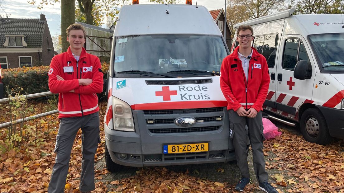 Dat ze in een wereldwijde pandemie patiënten zouden rondrijden in een ambulancewagen, hadden ze aan het begin van het jaar niet gedacht.