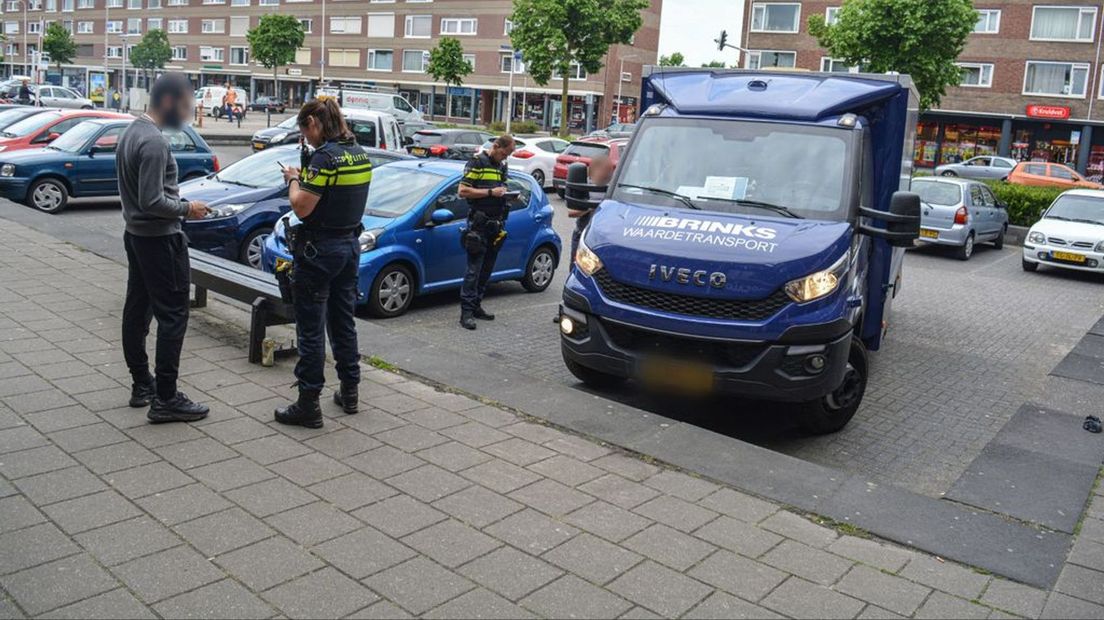 Agenten spreken in de buurt met getuigen.