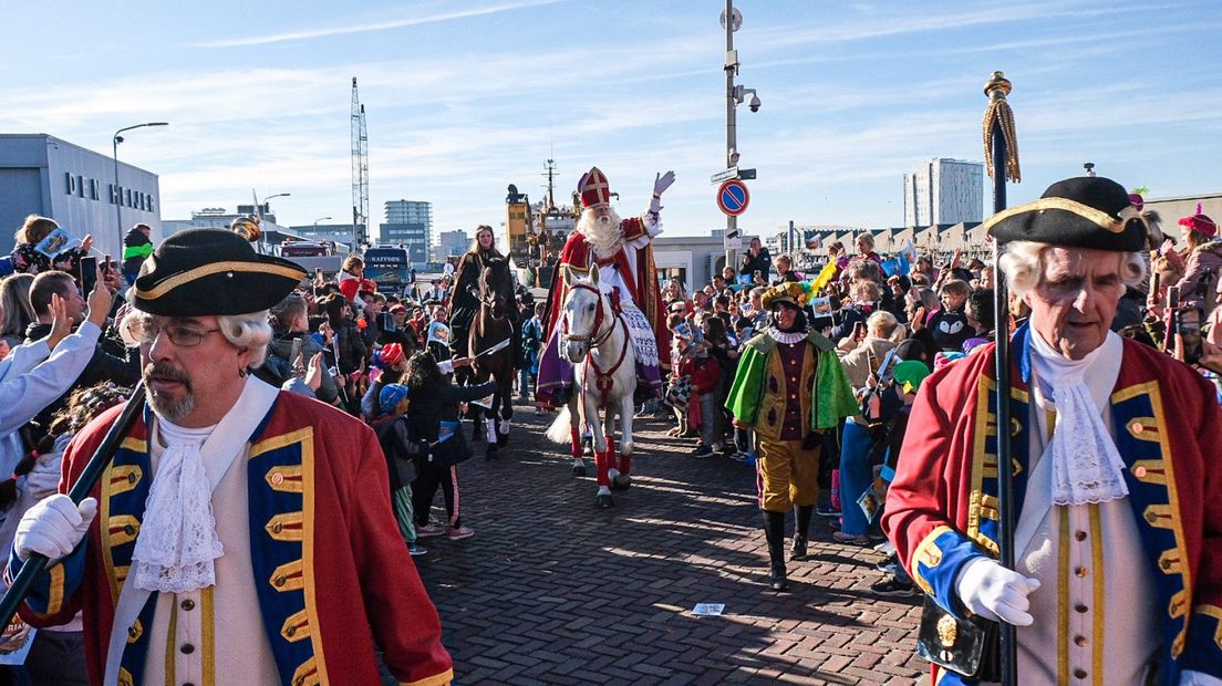 Sinterklaas vertrekt met zijn paard vanuit Scheveningen naar de binnenstad