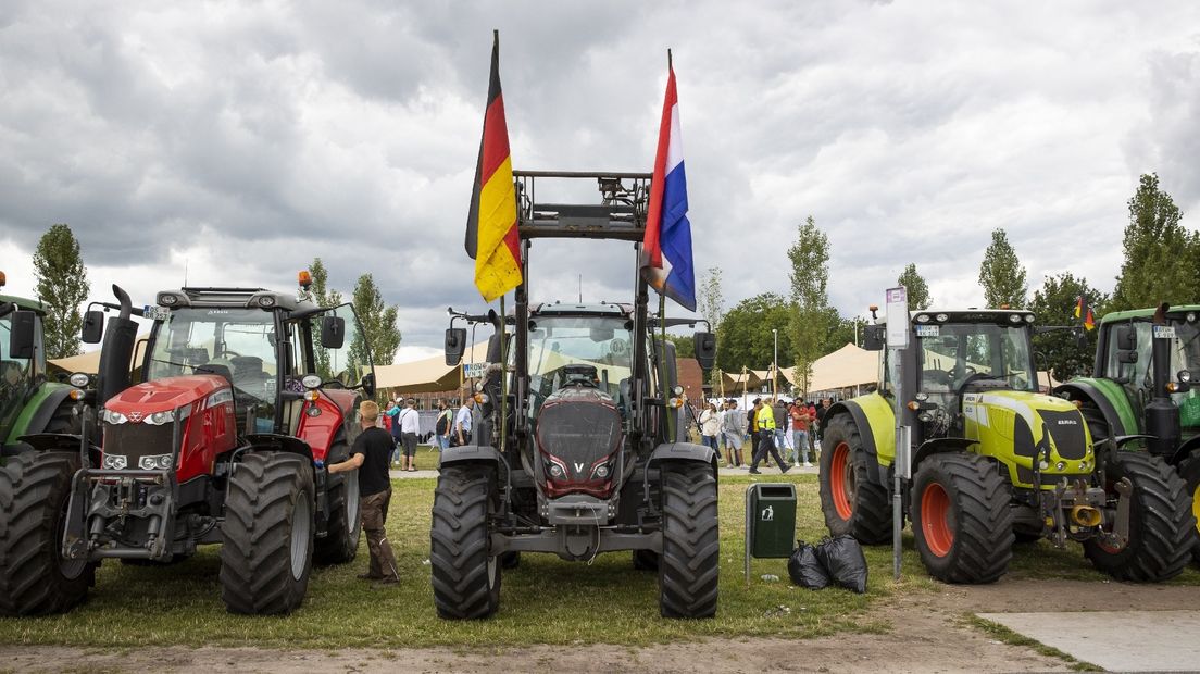 Nederlandse en Duitse boeren voeren actie in Ter Apel tegen het stikstofbeleid van het kabinet