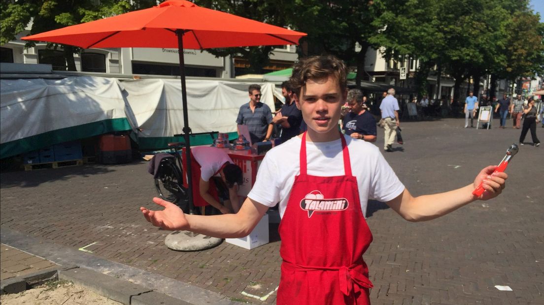 400 gratis ijsjes binnen anderhalf uur, aldus de jonge ijsbereider op de Deventer warenmarkt
