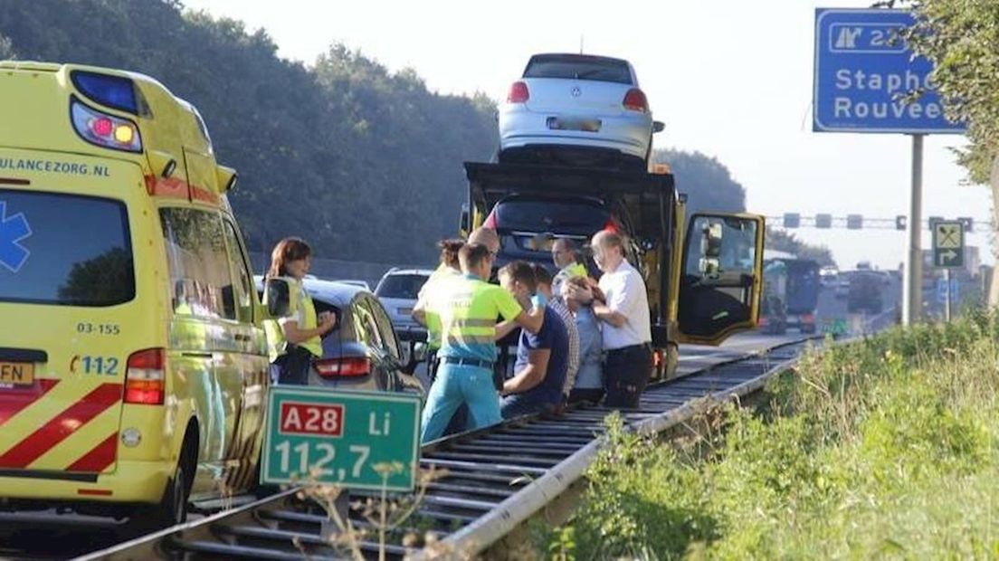 Ongeluk op A28 met twee gewonden