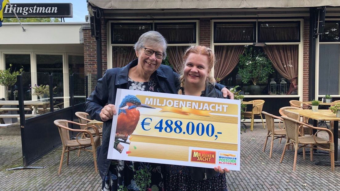 Bertha Bonder won 488.000 euro tijdens de Postcode Loterij Miljoenenjacht.