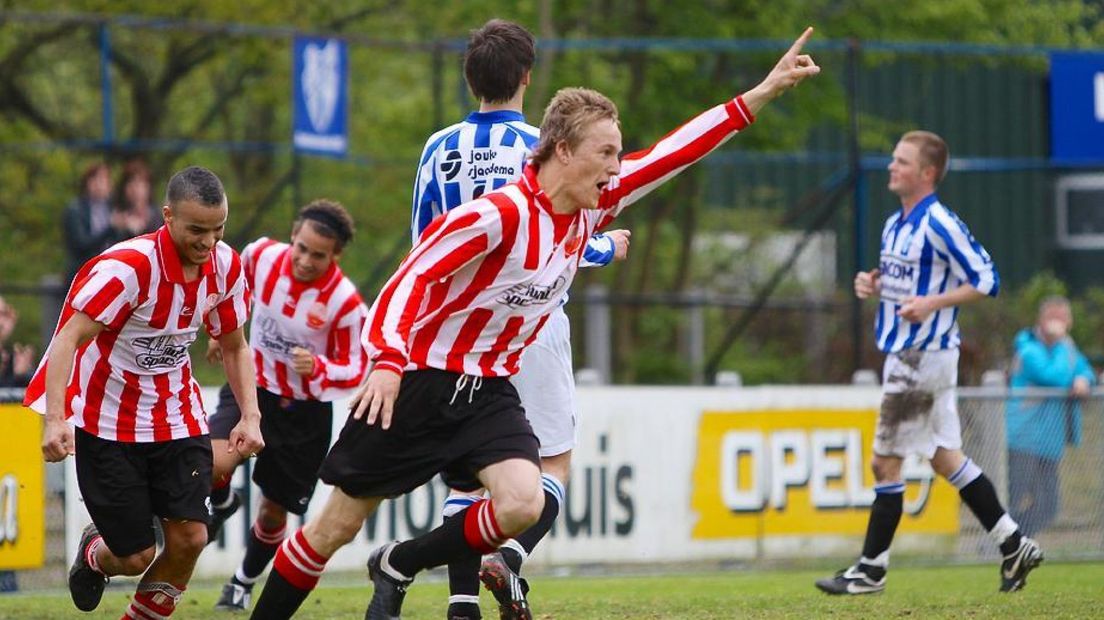 Jens Toornstra scoort in de kampioenswedstrijd van Alphense Boys tegen UVS