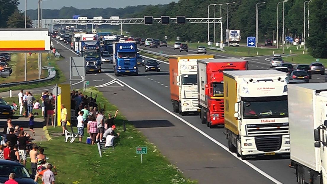 Truckers uitgezwaaid langs snelweg