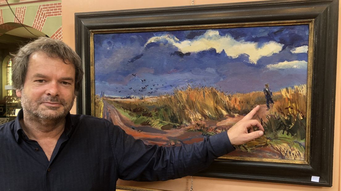 Kunstkenner Richard ter Borg bij het 'verdwenen' schilderij van De Ploeg