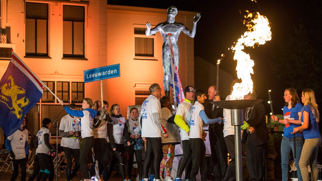 Verschillende loopgroepen ontvangen het Bevrijdingsvuur in Wageningen (Rechten: Vincent Jannink/ANP)