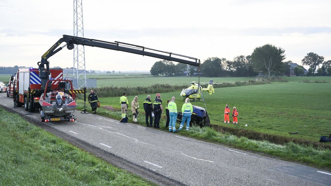 De auto wordt uit het water getakeld