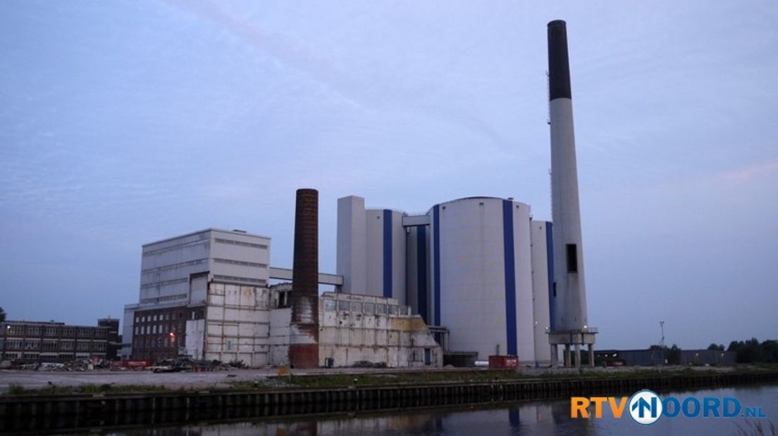 De fabriek met nog intacte silo