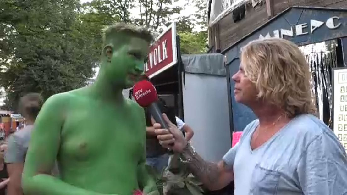 Toni doet een interview op De Parade.