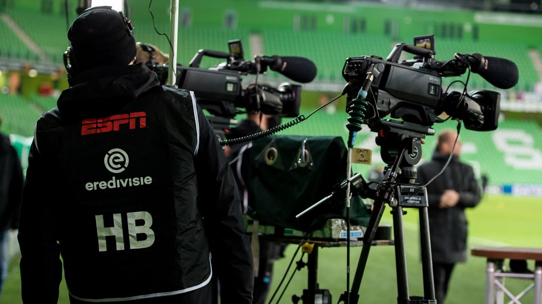 Een cameraman in dienst van ESPN in de Euroborg