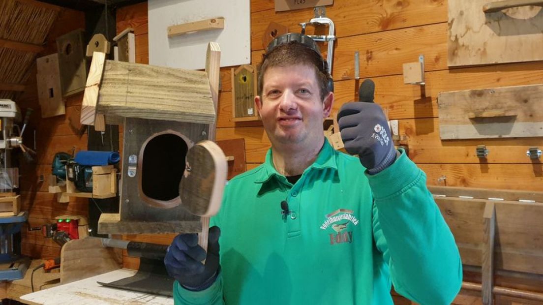 Eddy met zijn zelfgemaakte vogelhuisje.