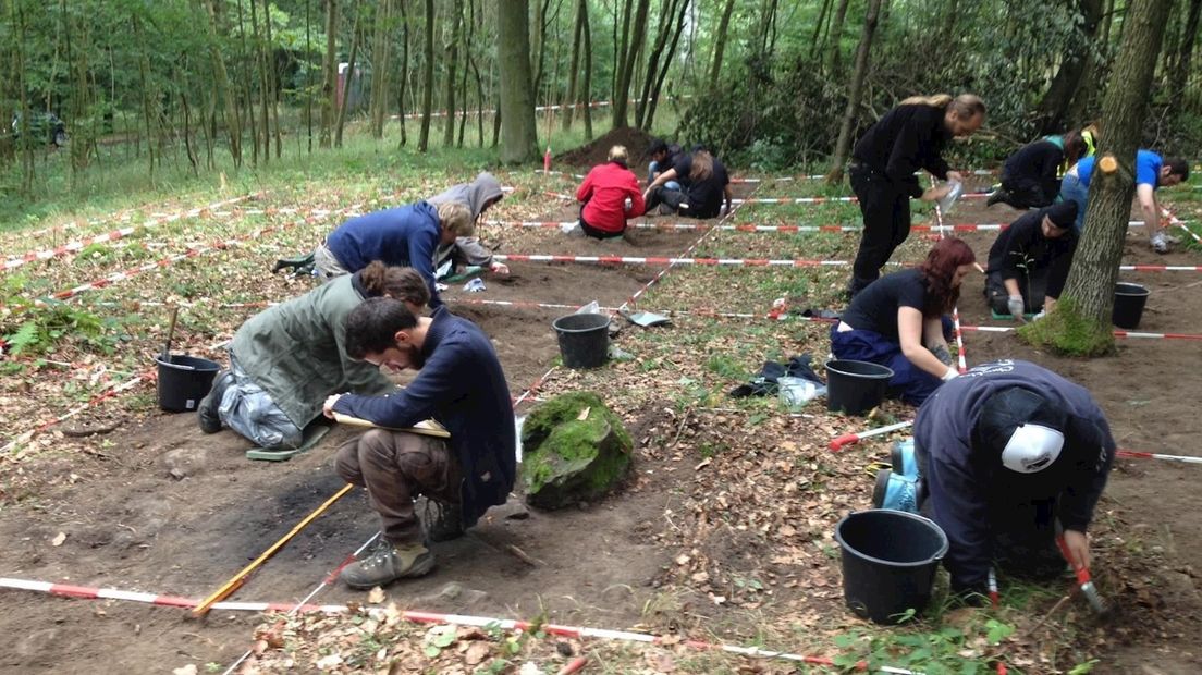 Studenten graven bommenwerper op