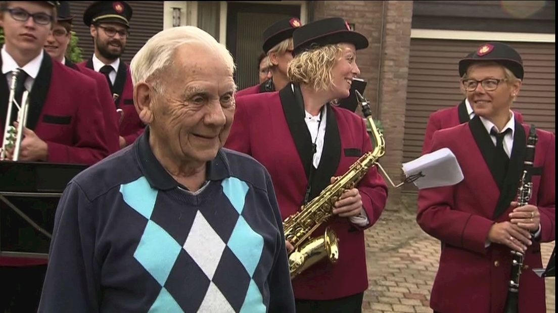 Klaas Jager wordt verrast met een serenade