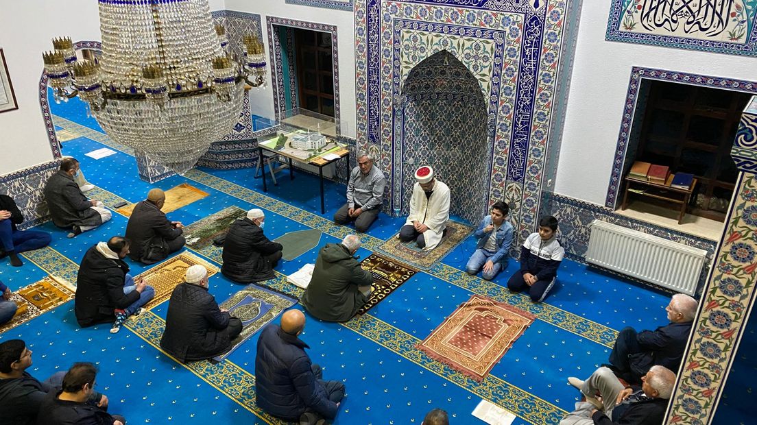 Drukte bij moskee Almelo tijdens viering van geboortedag profeet