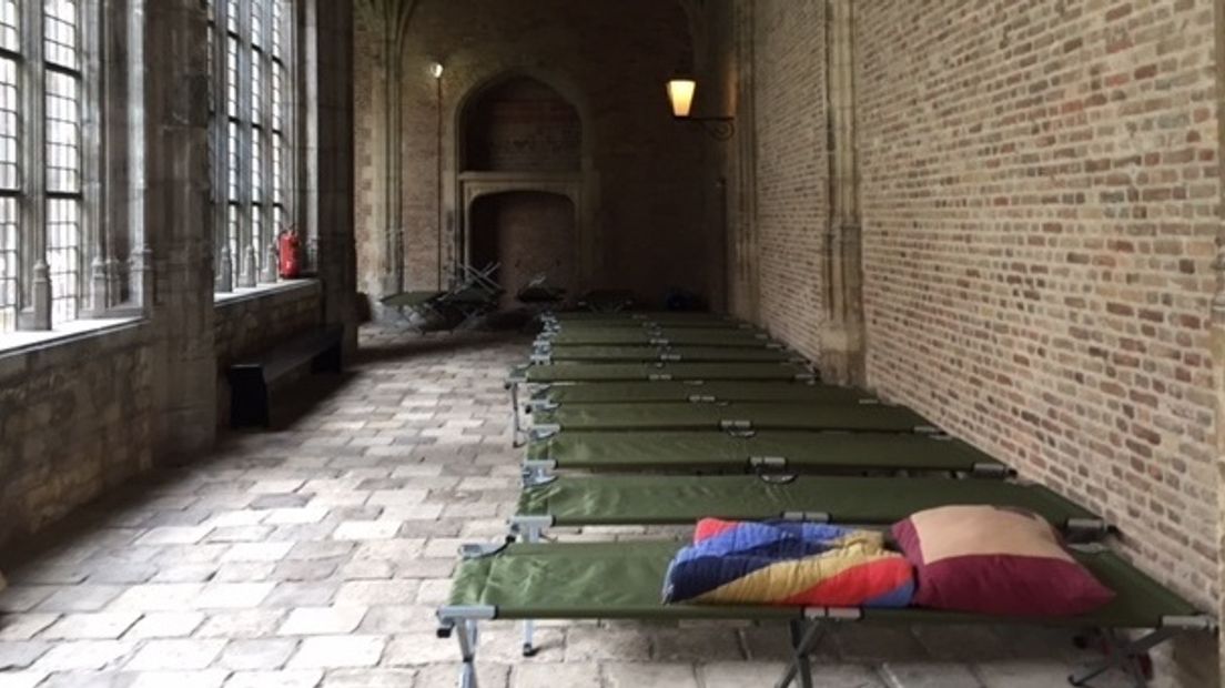 Slaapplaatsen voor de deelnemers van de Samenloop voor hoop in de Kloostergangen