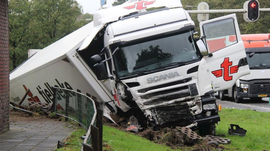 Vrachtwagen gekanteld bij ongeluk op N35 bij Wierden