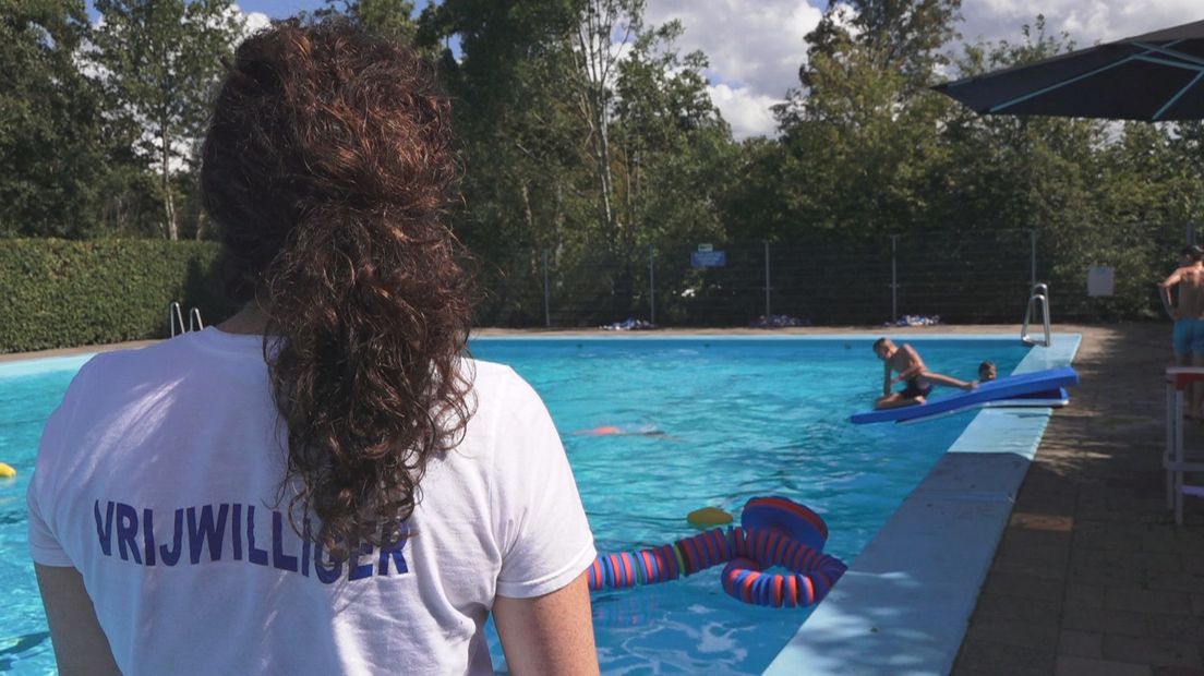 Mariëlla de Wilde houdt als EHBO'er toezicht bij zwembad De Hazelaar