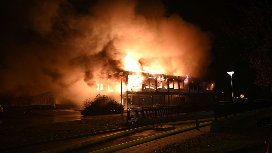 Business premises in Almelo completely destroyed by fire, post-extinguishing will take hours