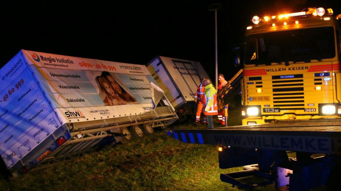 Vrachtwagen Uit Veendam Belandt Naast Weg Bij Odoorn - RTV Noord