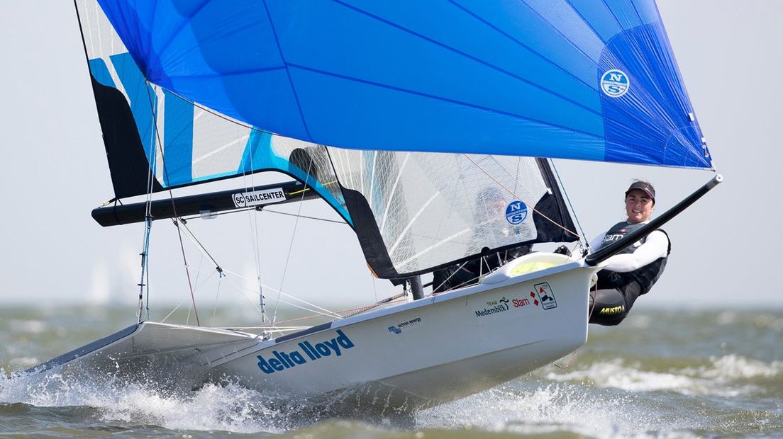 Annette Duetz (r) en Annemiek Bekkering tijdens de Medemblik Regatta.