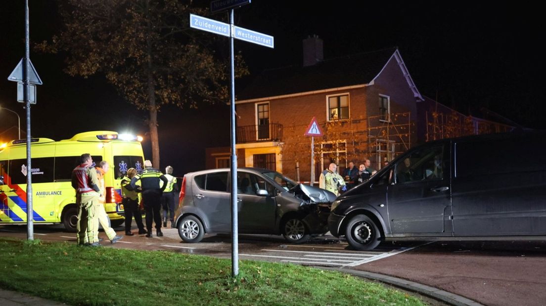 De auto en het busje botsten frontaal op elkaar