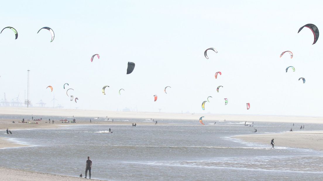 Tien jaar na de Zandmotor: 'Vanuit de hele wereld komen hier kitesurfers naartoe' - Omroep West