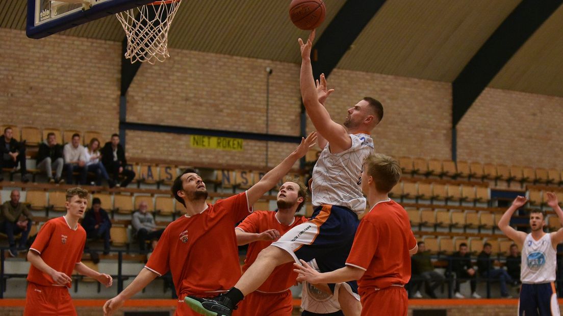 Benjamin Steenbeek neemt namens BC Vlissingen de basket onder vuur