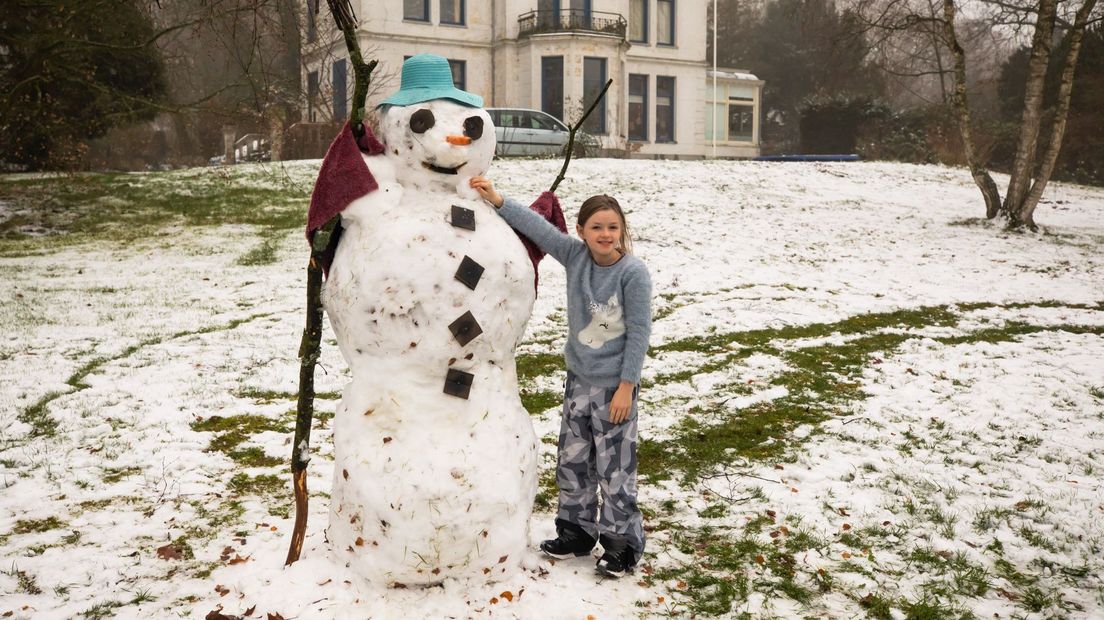 De 9-jarige Feyou Dammers uit Baarn maakte een reuzensneeuwpop aan de Eemnesserweg.