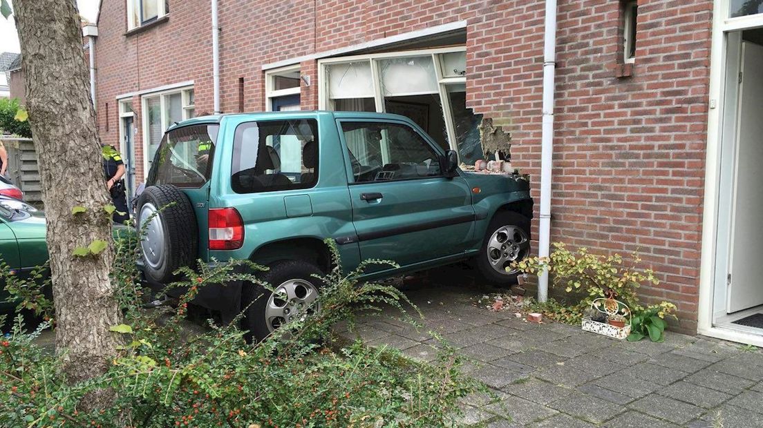 Vrouw uit Kampen rijdt door gevel eigen woning door verkeerde versneling