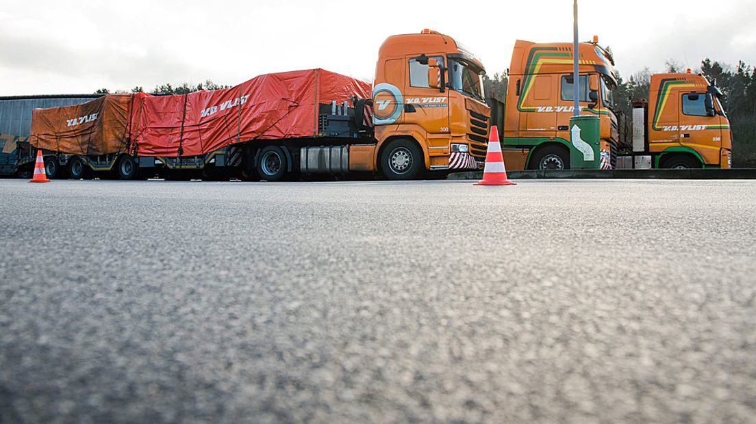 De brokstukken worden door speciale vrachtwagens naar Gilze-Rijen gebracht.